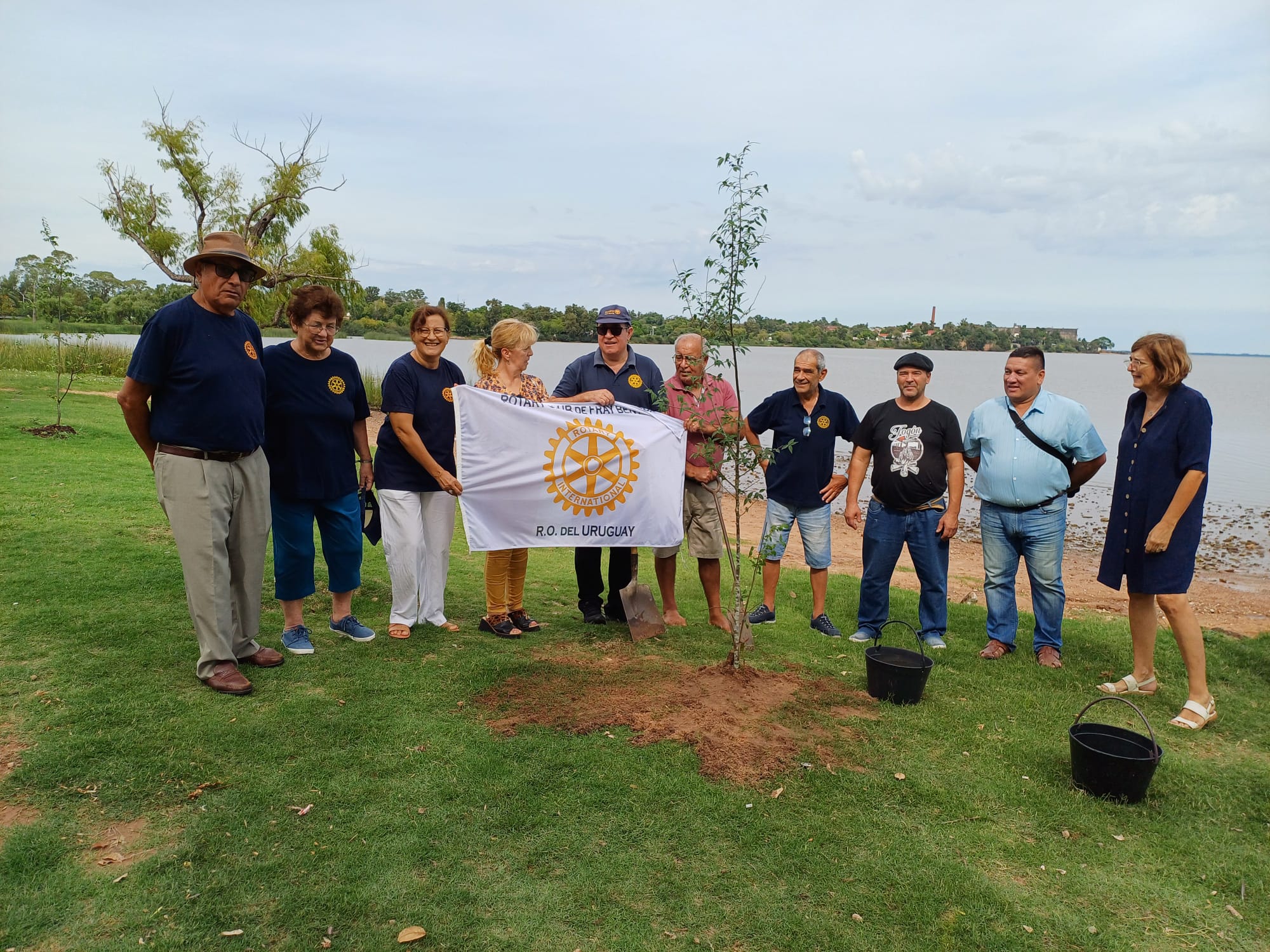 Plantación de árboles por el aniversario de Rotary